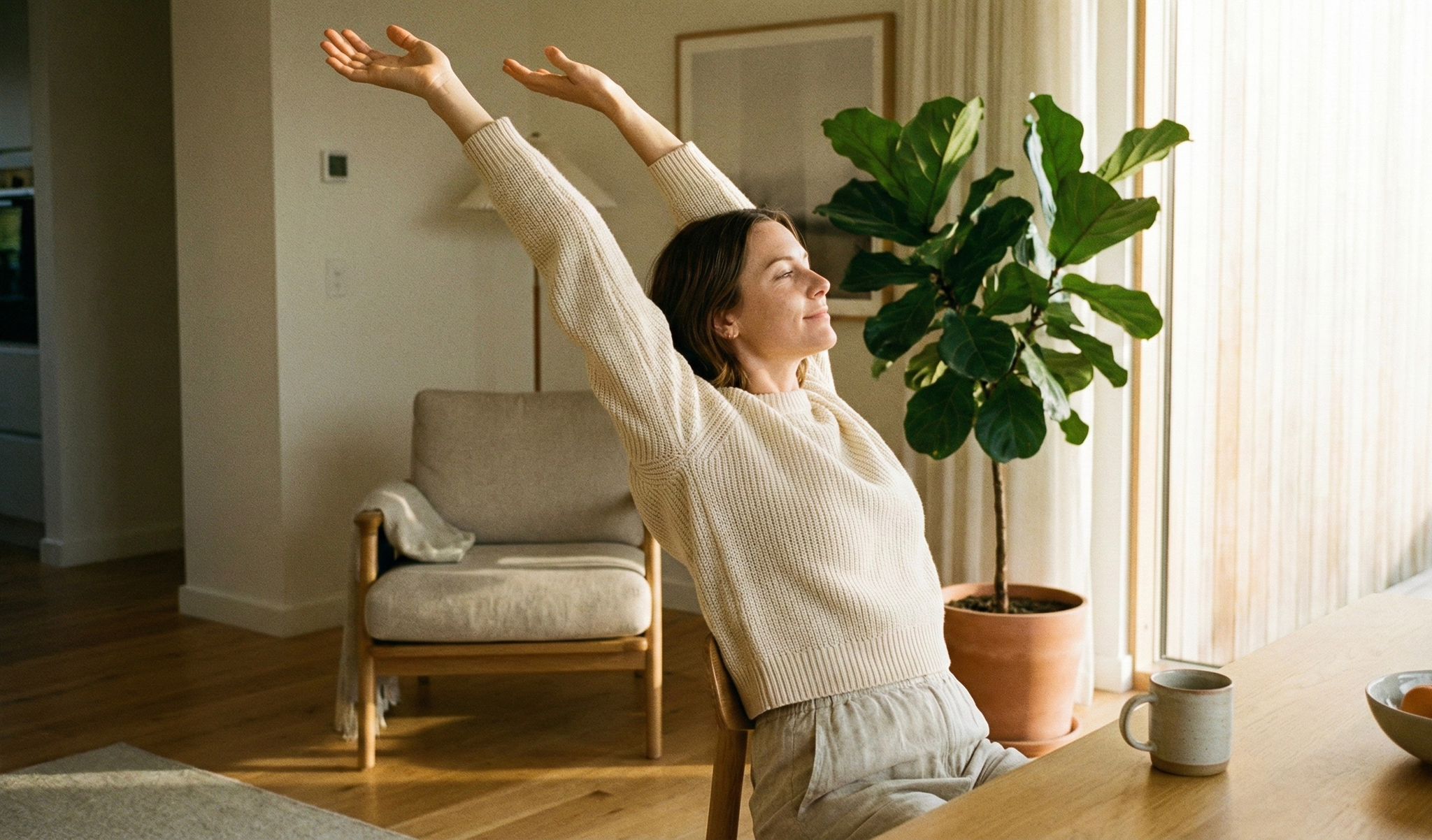 فتاة نشيطة تقف أمام الشمس، تستفيد من أشعة الشمس لتعزيز إنتاج فيتامين د الطبيعي في الجسم